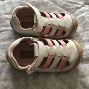 UGG closed toe sandals white/pink size 8